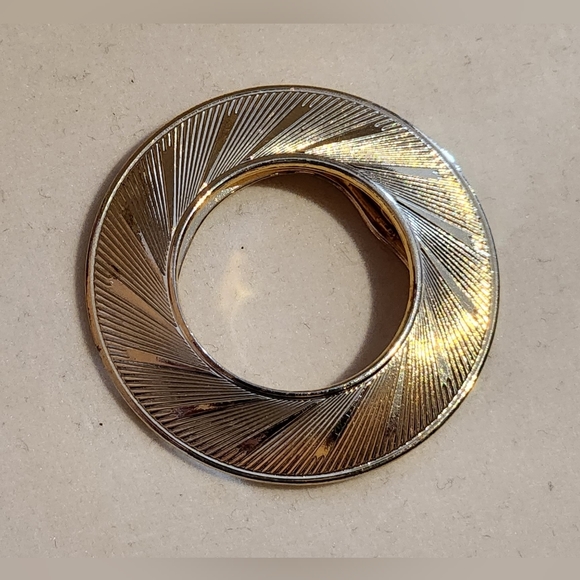Scarf Clip / Leiba Gold Tone Round Wreath Shaped - Picture 1 of 4